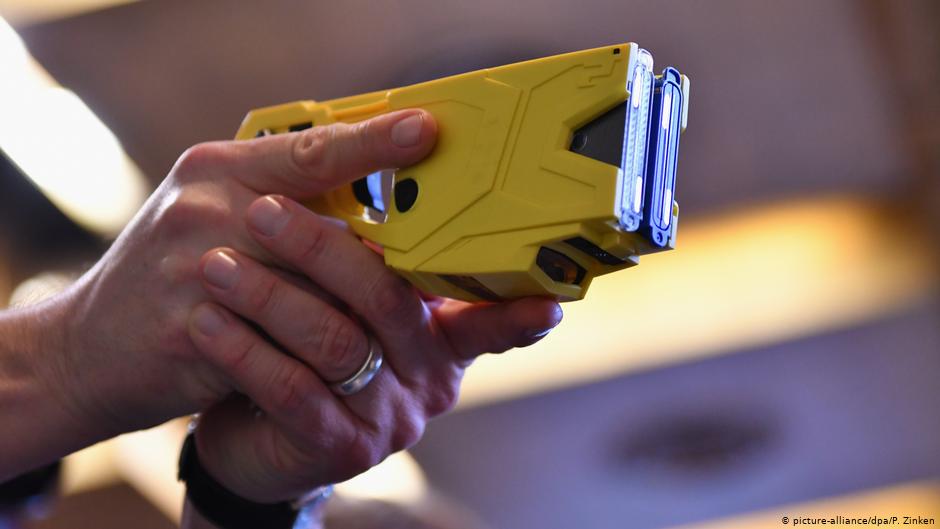 Berlin Polizei testet Taser Berlin Polizei testet Taser