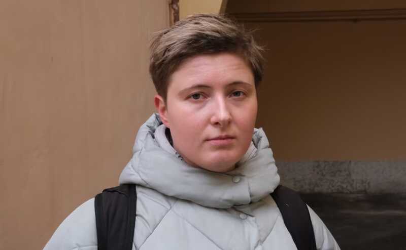 Подругу Седы Сулеймановой задержали после четырёх часов одиночного пикета